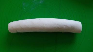 从右往左卷起来，捏紧收口