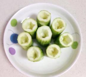 丝瓜切成小段，用小刀挖掉一部分瓤，做成丝瓜盅。