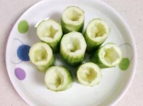 丝瓜切成小段，用小刀挖掉一部分瓤，做成丝瓜盅。