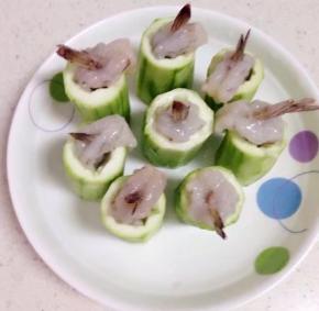 将做好的虾球塞在挖好的丝瓜盅里。