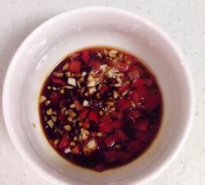 剁椒里加入剁好的蒜泥和1匙蒸鱼豉油，再加小半匙糖，最后倒入一点食用油拌匀。