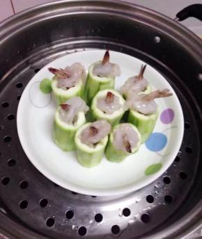 将做好的成品摆在蒸笼里准备上蒸。