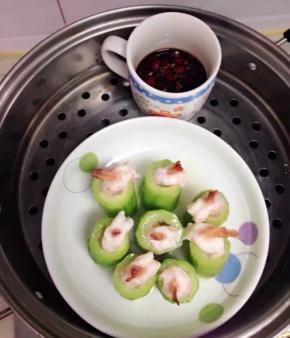 蒸锅里水沸腾后，将丝瓜虾盅和调味料一同上锅蒸，大火3--5分钟关火，再焖1分钟即可出锅，最后将蒸好的调料淋在丝瓜虾盅上即可。