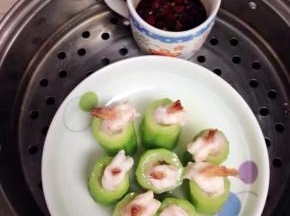 蒸锅里水沸腾后，将丝瓜虾盅和调味料一同上锅蒸，大火3--5分钟关火，再焖1分钟即可出锅，最后将蒸好的调料淋在丝瓜虾盅上即可。