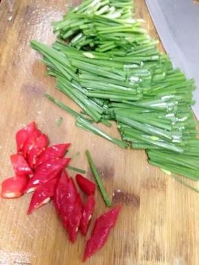 韭菜、辣椒用清水洗干净，切段待用。