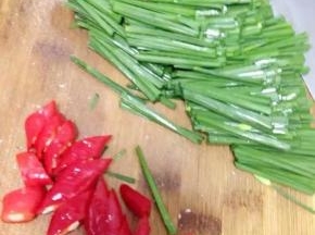 韭菜、辣椒用清水洗干净，切段待用。