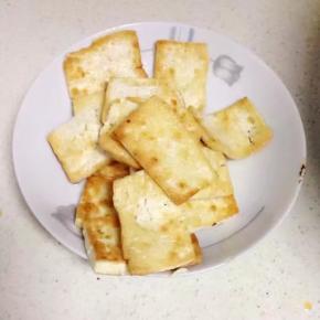 然后把煎好的豆腐用盘子装出。