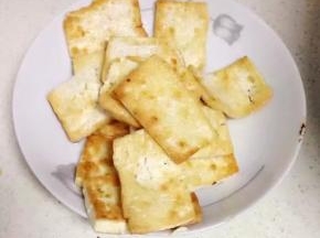 然后把煎好的豆腐用盘子装出。