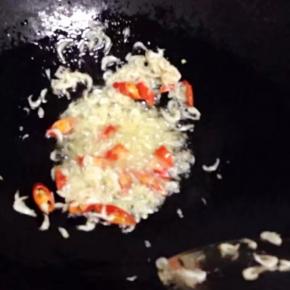 锅里倒入油，放辣椒翻炒。再放入翻炒。