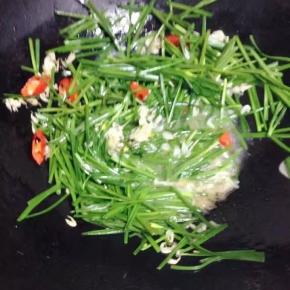 放入韭菜翻炒。