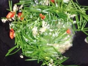 放入韭菜翻炒。