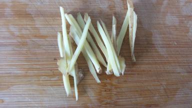 生姜切成丝儿