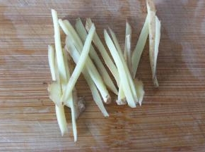 生姜切成丝儿