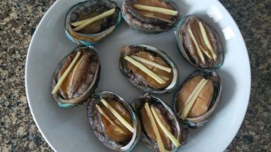 把姜丝放在鲍鱼上