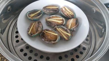 蒸锅里水烧开，把鲍鱼放锅里蒸