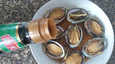 蒸10分钟即可，直接淋上蒸鱼汁油