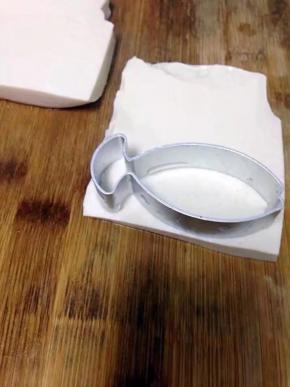 嫩豆腐切片，用模具压成鱼型。