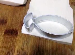 嫩豆腐切片，用模具压成鱼型。