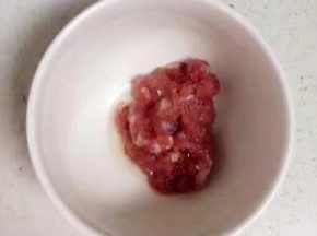 肉末，用淀粉、盐、食用油搅拌均匀，腌制5-10分钟。