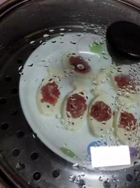 把弄好的豆腐放入蒸锅里，蒸5-10分钟。即可出锅。