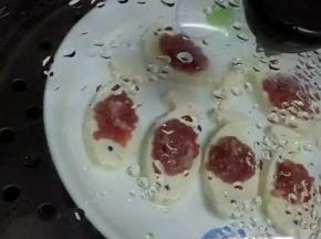 把弄好的豆腐放入蒸锅里，蒸5-10分钟。即可出锅。