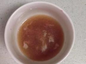 然后碗里留些肉末，加入耗油、淀粉搅适量的清水拌均匀。做酱汁备用