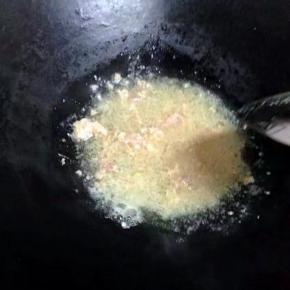 最后把调好的汁倒锅里煮开