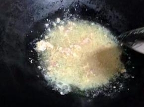 最后把调好的汁倒锅里煮开