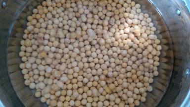 黄豆冲洗干净，用纯净水泡四个小时