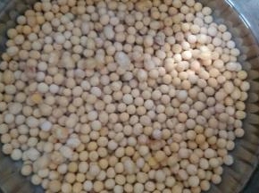 黄豆冲洗干净，用纯净水泡四个小时