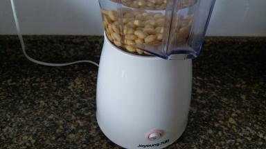 泡过得豆子有550克，加1500克纯净水，用料理机把豆子磨成豆浆。