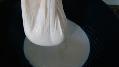 豆浆倒进布袋过滤，豆浆直接过滤到锅内