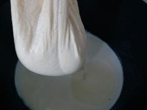 豆浆倒进布袋过滤，豆浆直接过滤到锅内