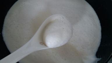 用勺子把表面浮沫舀出来