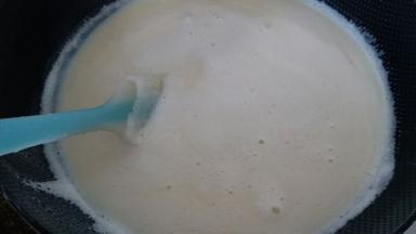 开火煮，边煮边搅拌，小心糊锅