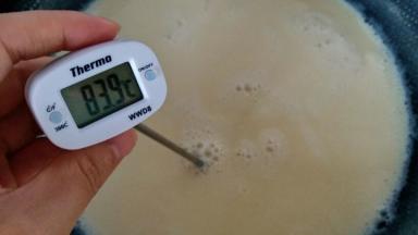 关火降温到80至90度之间，加入柠檬汁和100克纯净水兑的水