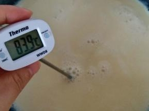 关火降温到80至90度之间，加入柠檬汁和100克纯净水兑的水