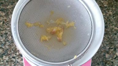 50克柠檬汁挤出来和100克纯净水兑好备用