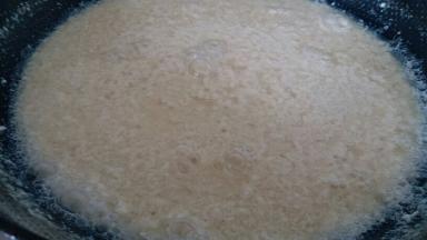 边搅拌边倒哦，慢慢的豆浆变成了豆花了