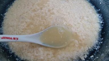 用勺子把清水舀出来