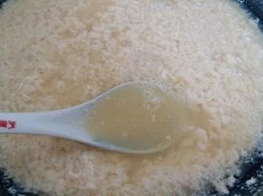 用勺子把清水舀出来