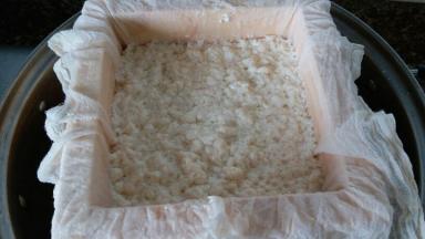 豆腐模具内放入过滤布，把豆花都倒进去