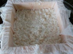 豆腐模具内放入过滤布，把豆花都倒进去