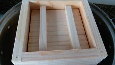 包好后盖上盖子