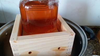 我用瓶糖浆给压着，呵呵。。