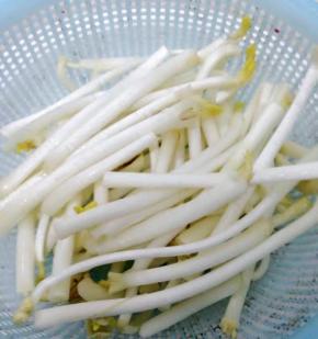 将花生芽去根，清洗干净，备用 。