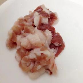 五花肉洗净切溥片。