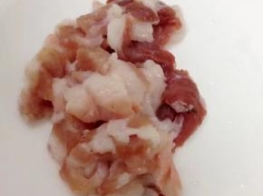 五花肉洗净切溥片。