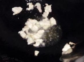 锅里倒入适量的油，将切好的五花肉倒入。