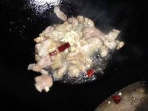 翻炒变色后，加入蒜末和辣椒炒香。